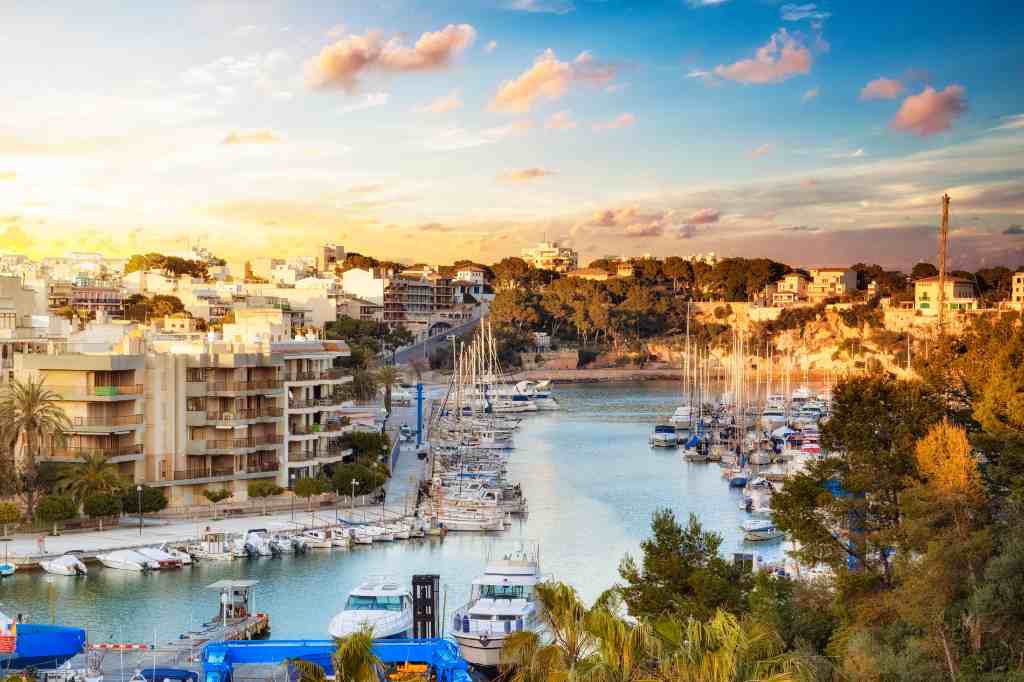 Explora Porto Cristo: El Destino Definitivo en Mallorca con una Rica Historia y Playas Impresionantes.