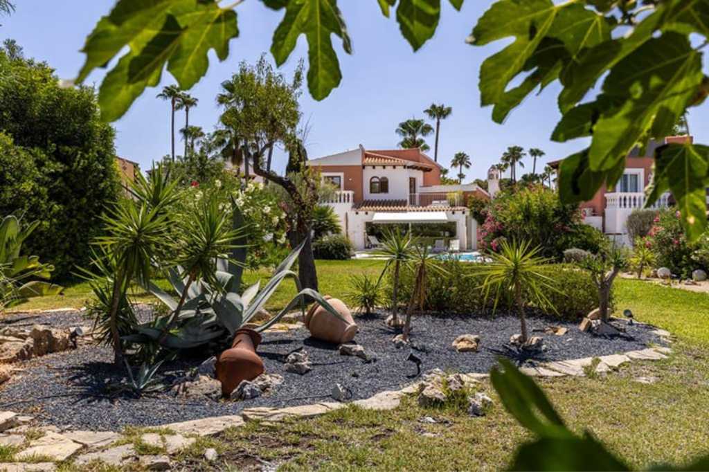 Casas con Jardín en Mallorca: Explorando la Armonía de Comodidad y Naturaleza