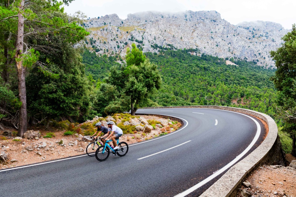 Ciclistas subiendo al pico Puig Major en Mallorca