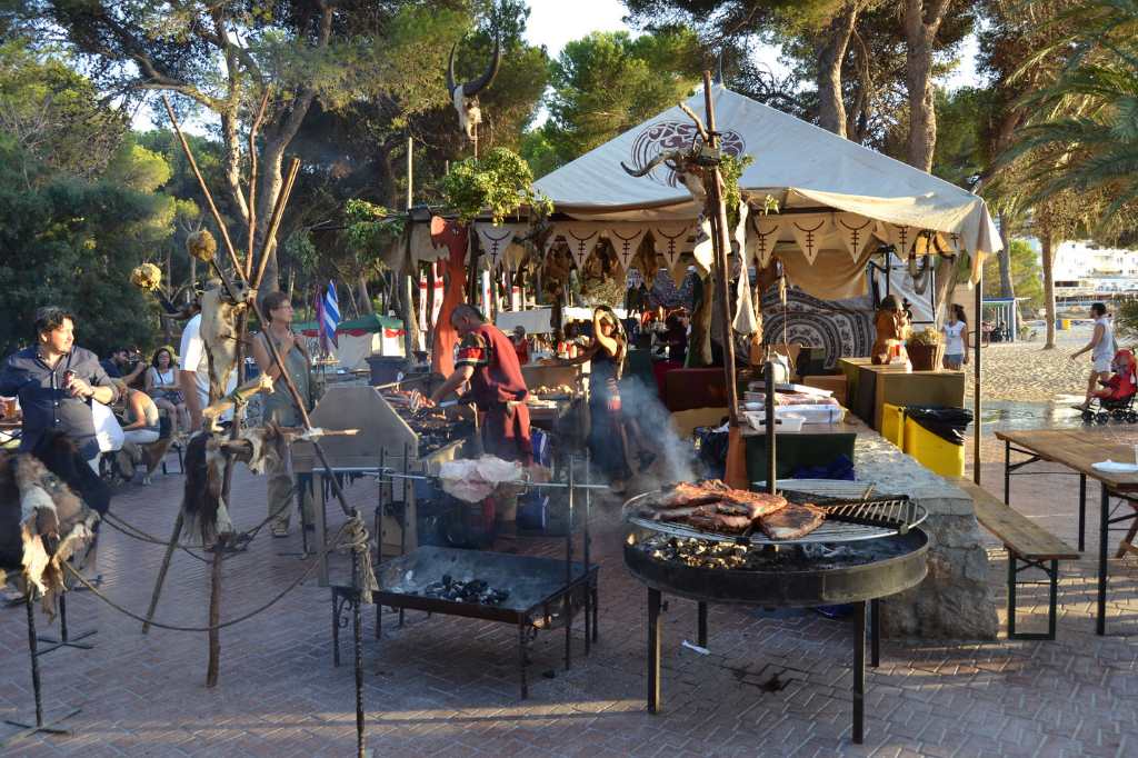 Durante las fiestas abre el Mercado Medieval, donde podrá encontrar recuerdos y trabajos artesanales y degustar la gastronomía mallorquina