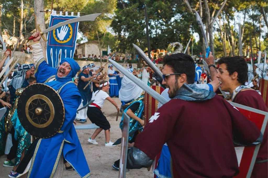 Los ciudadanos de Santa Ponsa participan con entusiasmo en la reconstrucción de la batalla histórica entre moros y cristianos