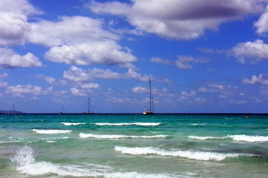 Barcos amarrados junto a la playa de Es Trenc