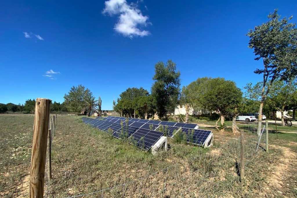 Instalar paneles solares en Mallorca puede reducir significativamente los gastos asociados al mantenimiento de un gran jardín