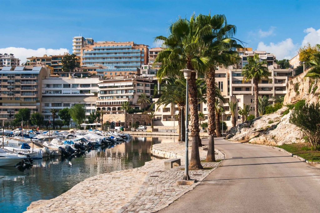 Palma es una importante ciudad, capital de Mallorca y puerto marítimo situado en el suroeste de la isla