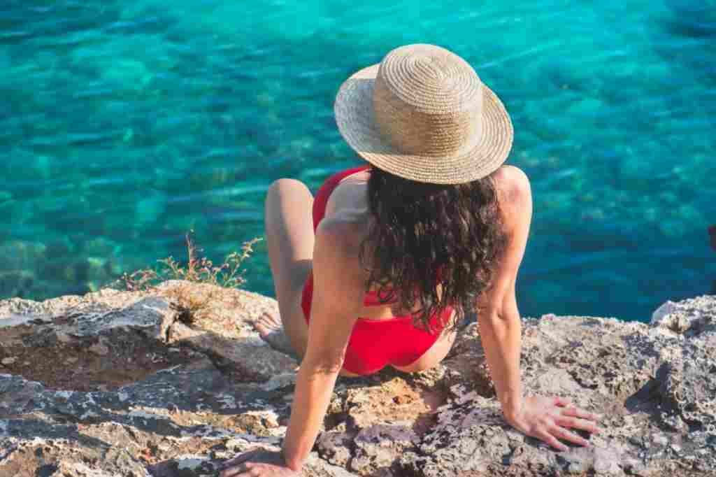Chica en traje de baño rojo en la playa de Mallorca