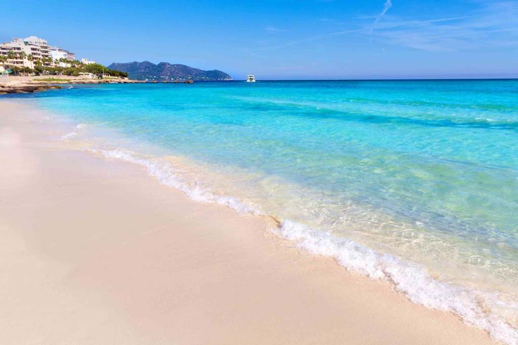  Pura arena blanca en la playa de Cala Millor