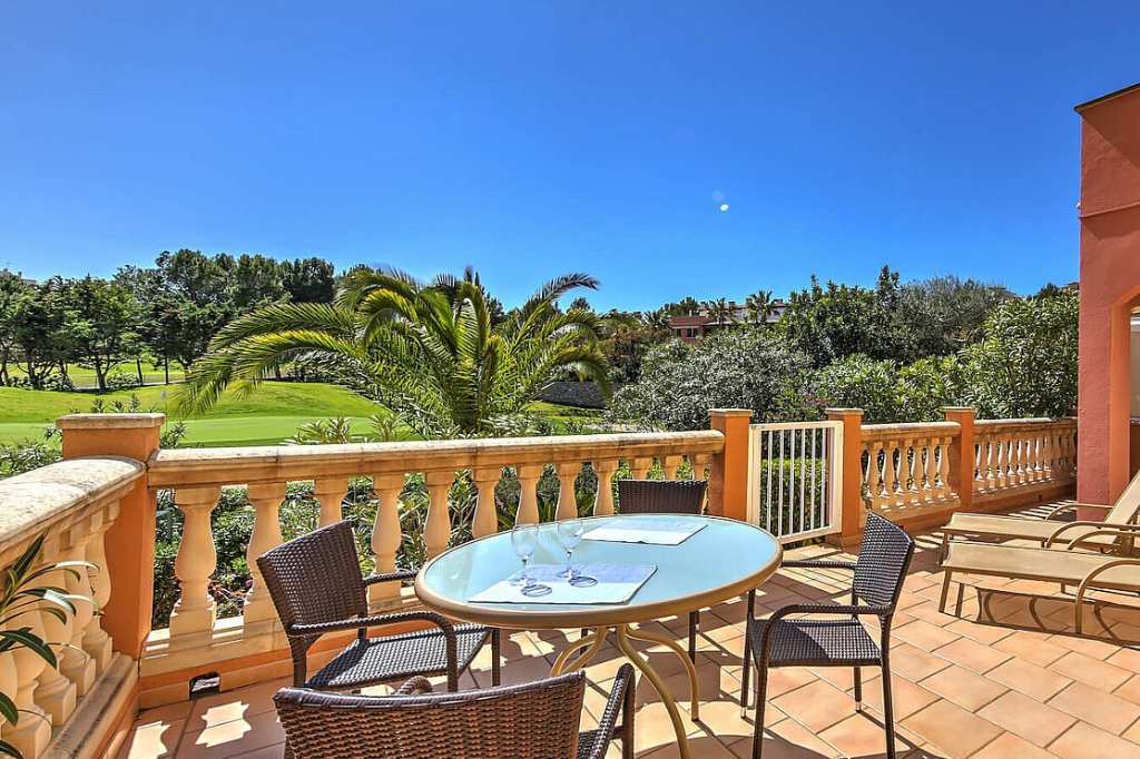 Vista desde la terraza al floreciente jardín mediterráneo en el complejo de lujo La Perla