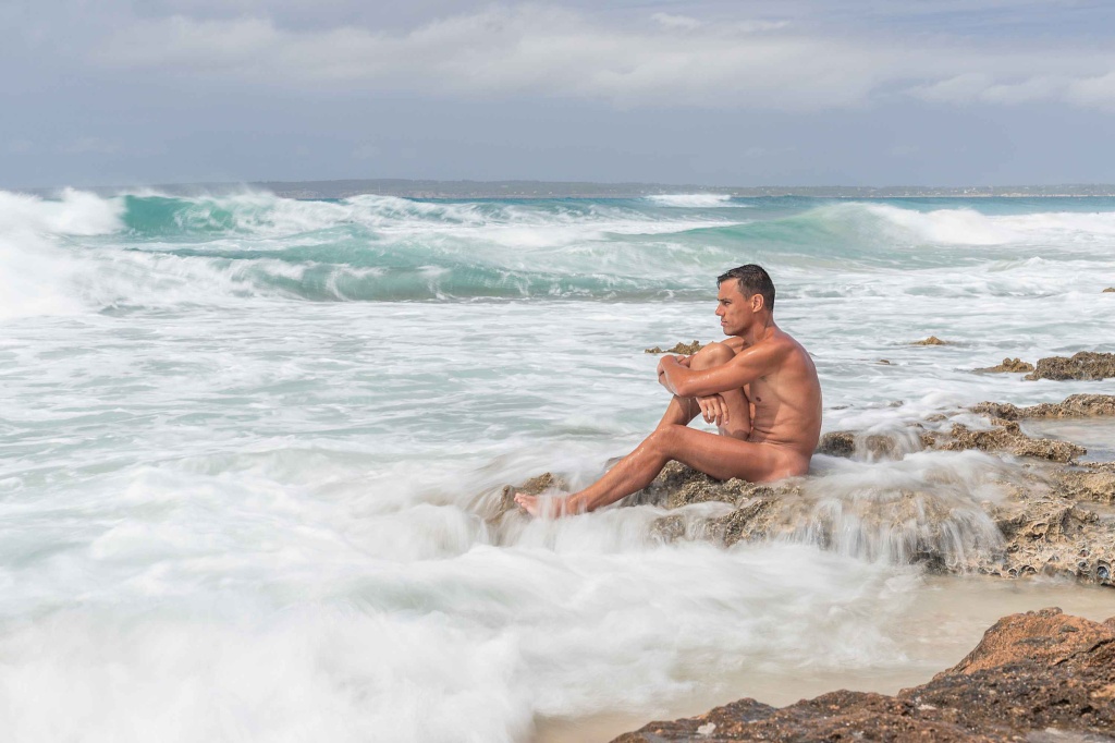 un hombre en playa nudista en Mallorca
