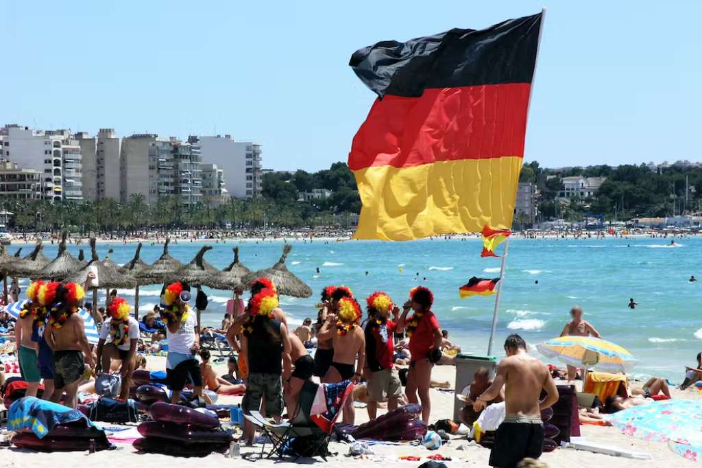 Los alemanes se relajan en la playa de Mallorca con la bandera nacional