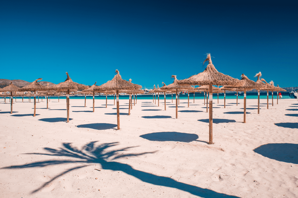 Sombrilla de paja en la playa, Playa de Muro