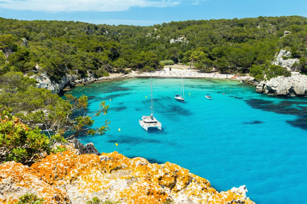 Cala Macarella es una de las calas más famosas de Menorca