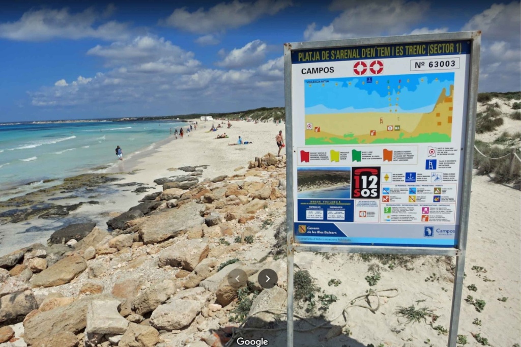Panel informativo en la Playa de Es Trenc