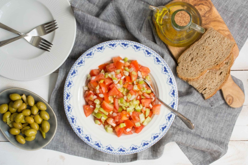 La ensalada de Trampó es un plato tradicional elaborado a base de pan, tomate, pimiento y cebolla