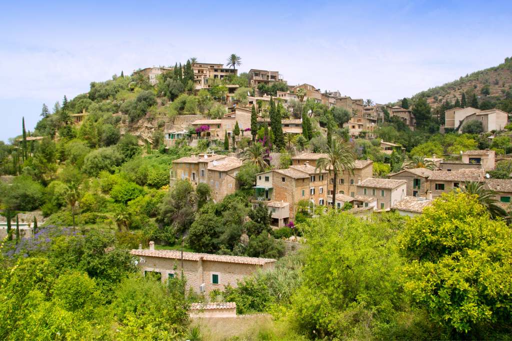 El pintoresco Deià es un típico pueblo de piedra ubicado en las montañas de Tramuntana en Mallorca
