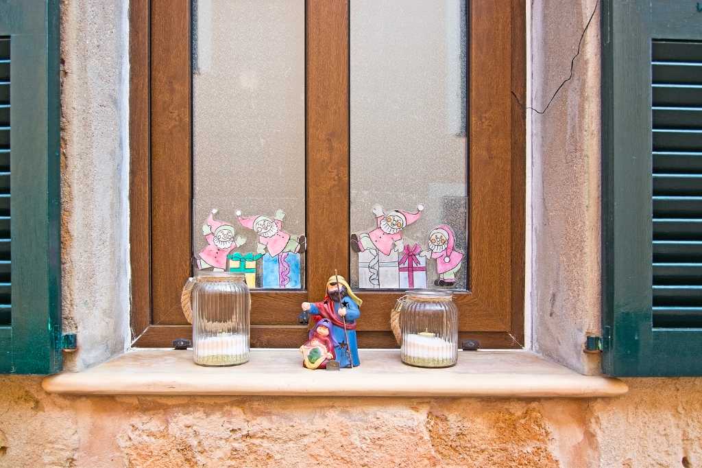 Decoración navideña en las ventanas de una casa en Alcudia, Mallorca