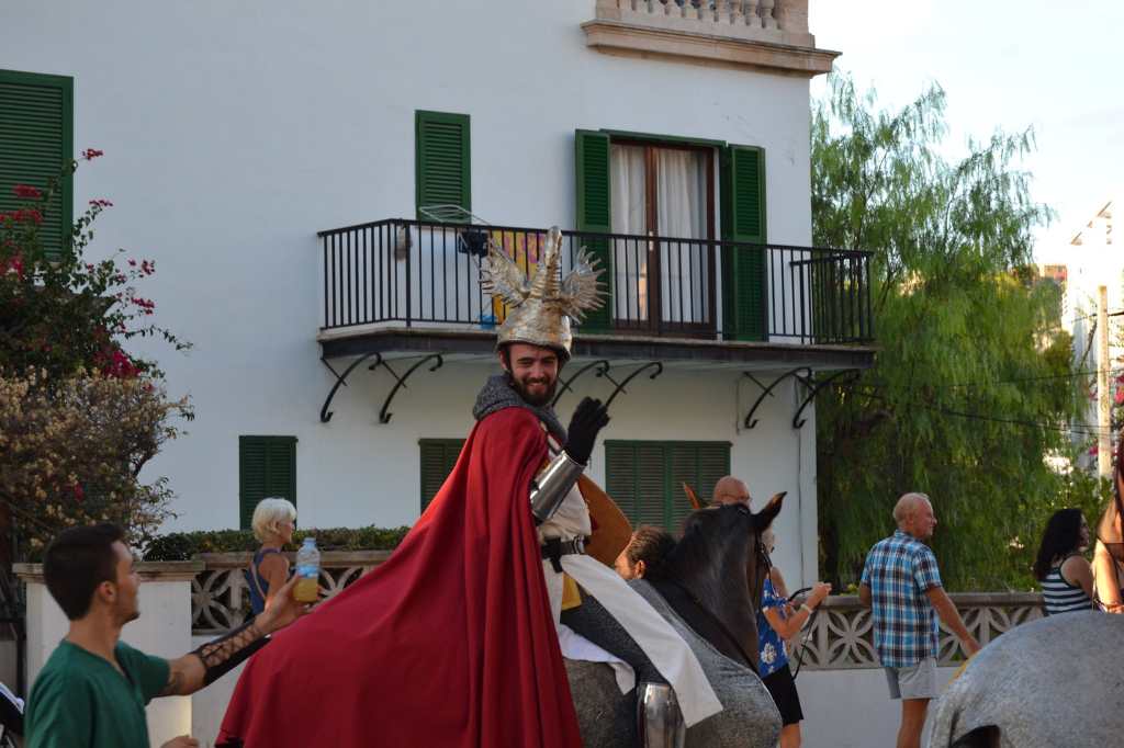 El Rey Jaime I cabalga solemnemente por las calles de Santa Ponsa
