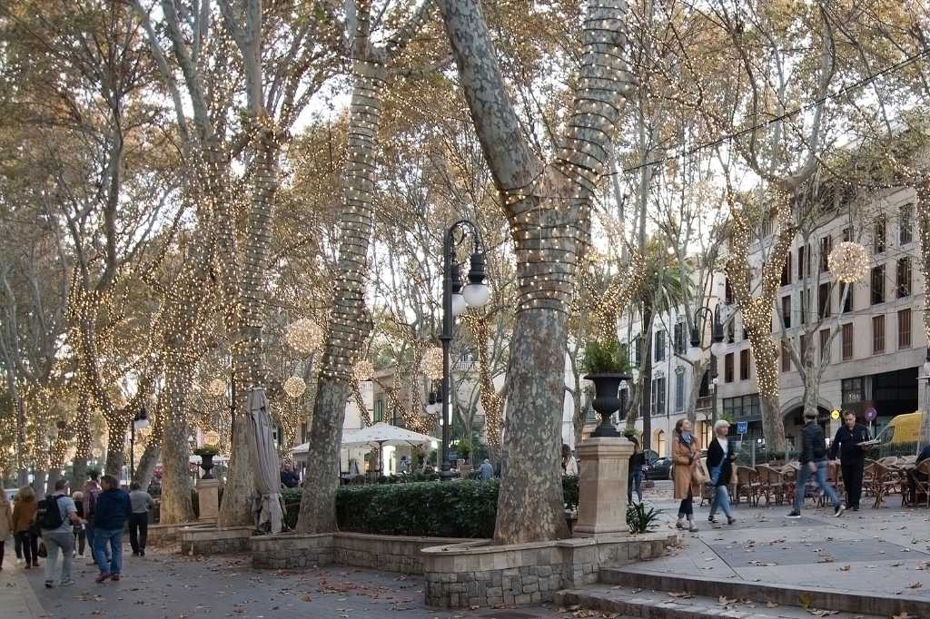 Luces navideñas en las calles de Palma, la capital de Mallorca