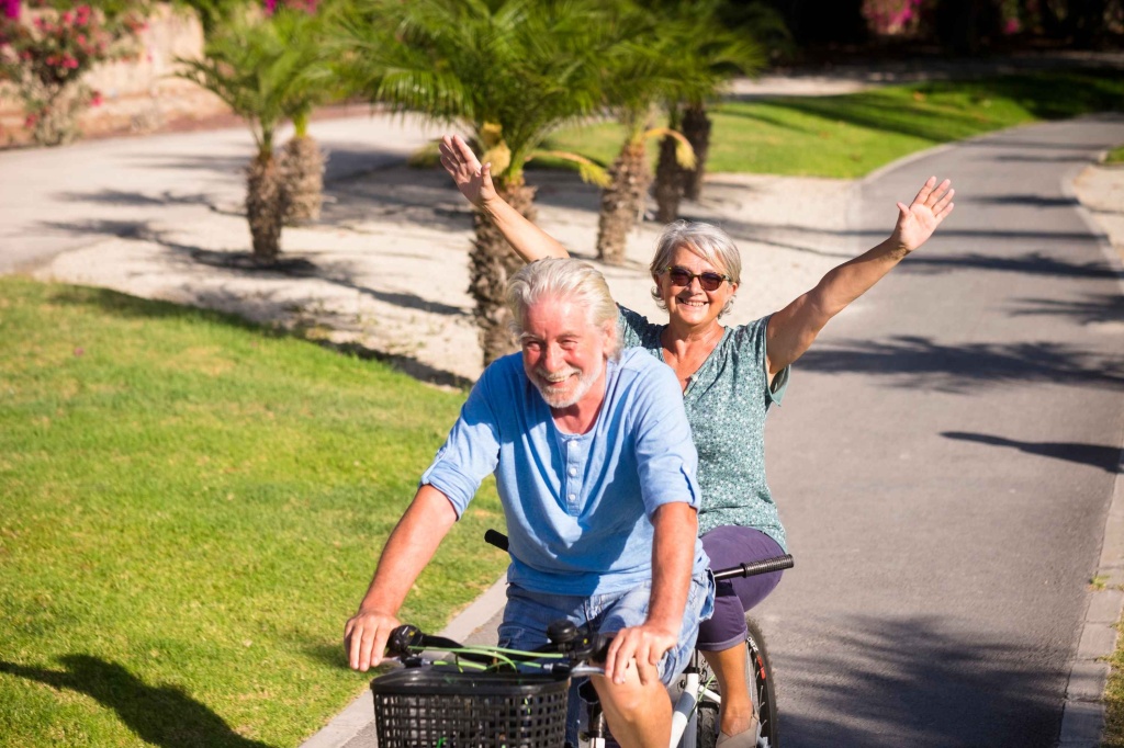 Pareja de ancianos montando una bicicleta tándem en Mallorca