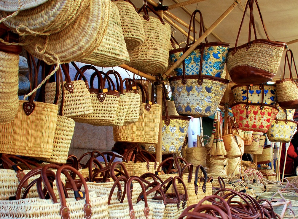 Bolsas de mimbre tradicionales en el mercado de Mallorca