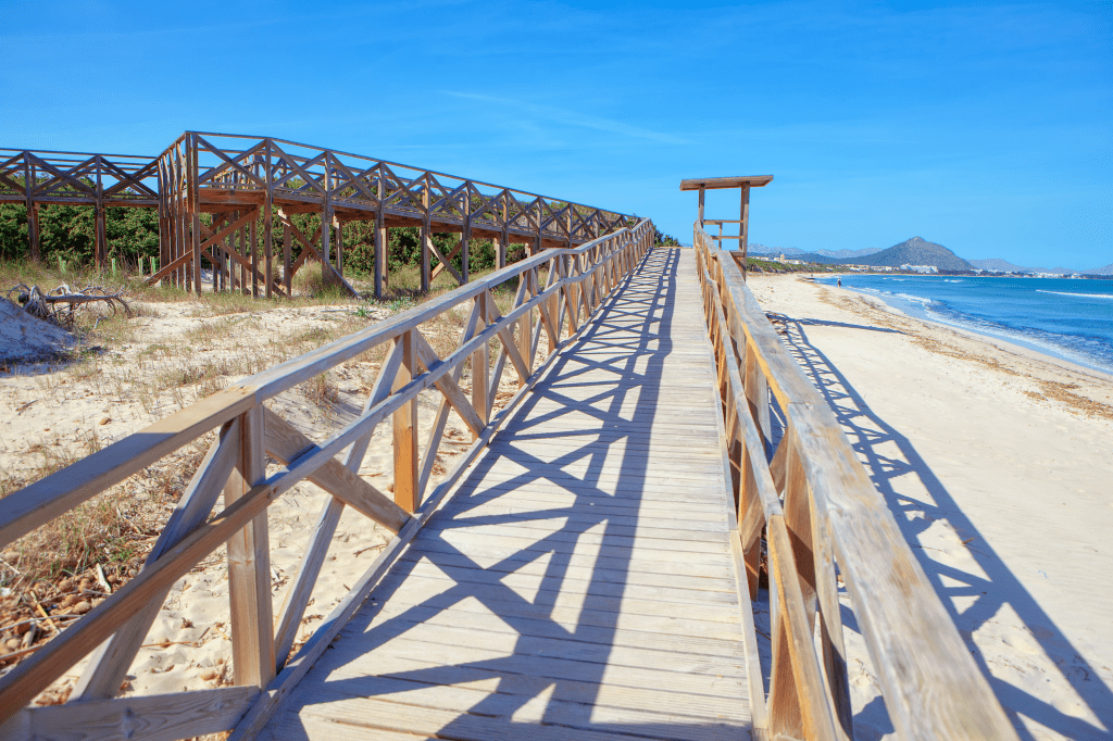 Un puente de paseo desde la playa de Playa de Muro