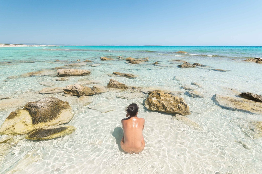 una mujer en playa nudista en Mallorca