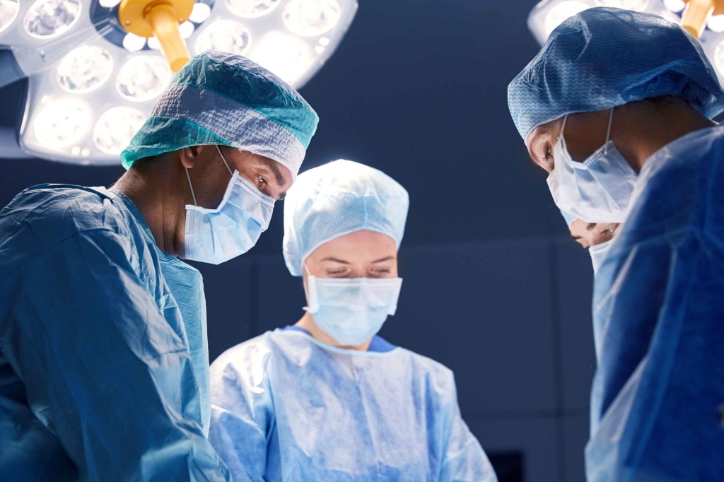Cirujanos en quirófano en el hospital