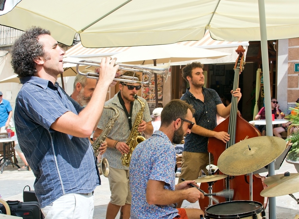 Banda en vivo tocando en el mercado de Sineu, Mallorca