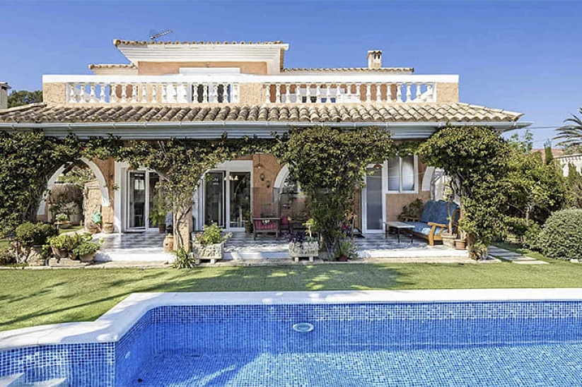 Villa tradicional con jardín y piscina en una zona tranquila de El Toro