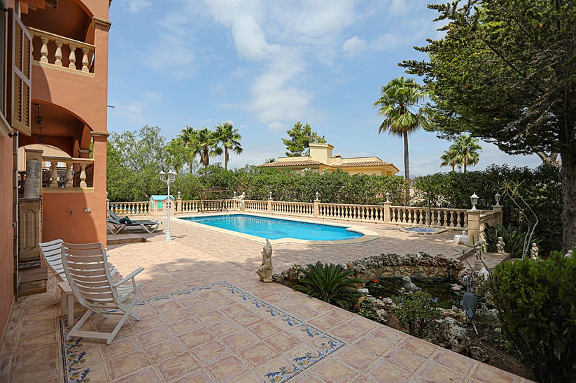 Encantadora villa con jardín y piscina en una ubicación prestigiosa en Santa Ponsa