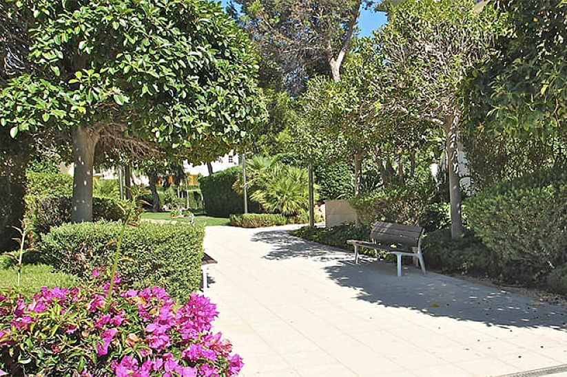 Apartamento de lujo con jardín en una comunidad exclusiva cerca del mar en Nova Santa Ponsa