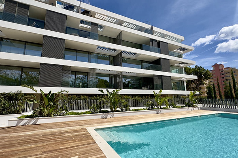 Ático nuevo en una residencia moderna con piscina en Cala Mayor