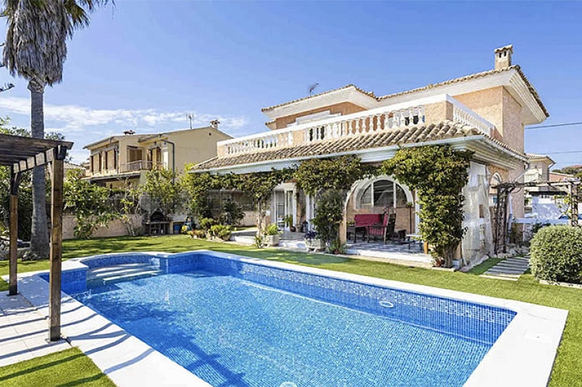 Villa tradicional con jardín y piscina en una zona tranquila de El Toro