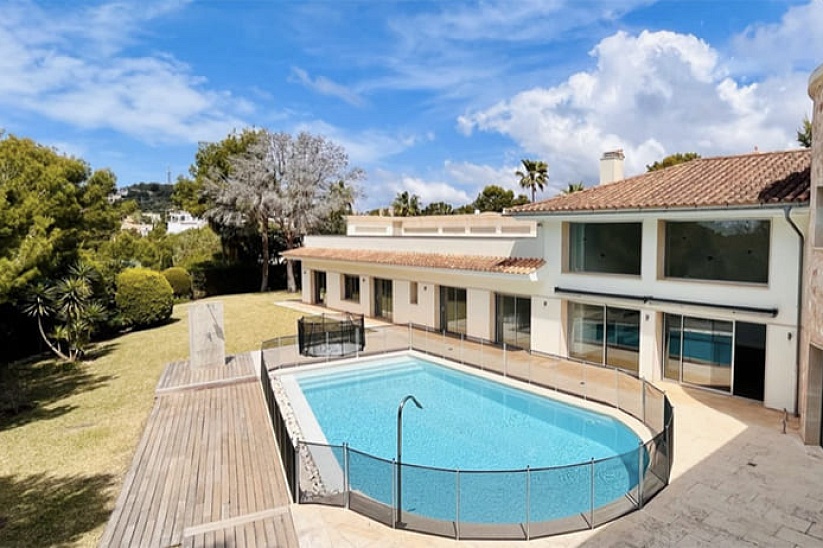 Villa de lujo con jardín y piscina en una ubicación prestigiosa en Santa Ponsa