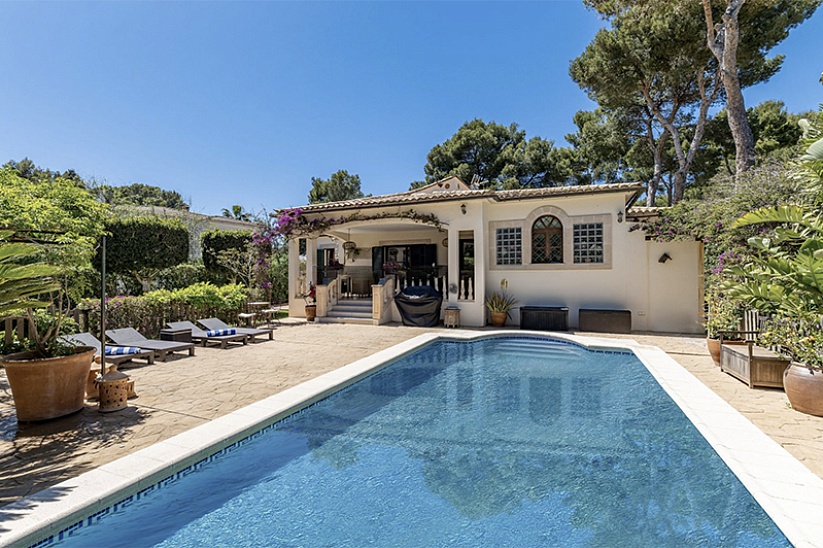 Villa con jardín y piscina en una ubicación prestigiosa en Santa Ponsa