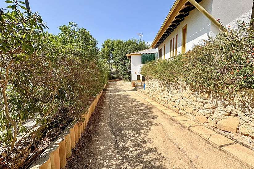 Encantadora finca tradicional con ubicación central y casa de invitados en Costa de la Calma