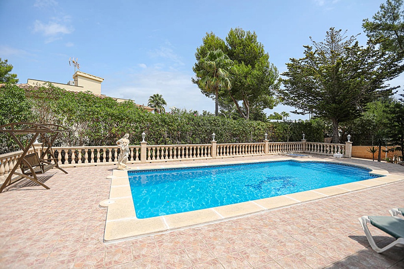 Encantadora villa con jardín y piscina en una ubicación prestigiosa en Santa Ponsa