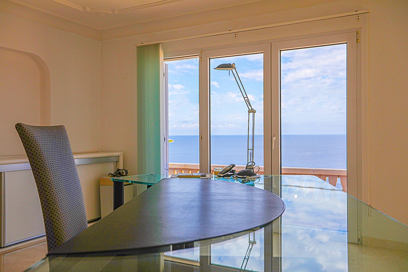 Respetable villa con vistas panorámicas al mar en una prestigiosa ubicación en El Toro