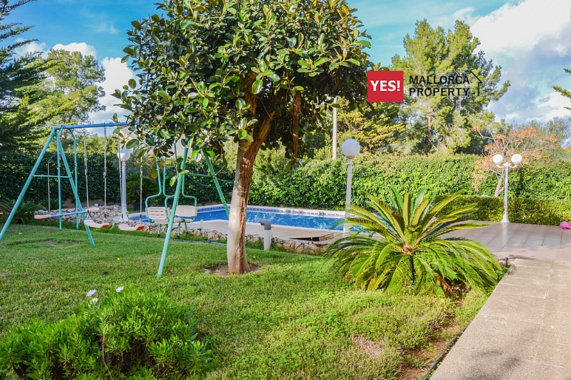 Se vende Villa en Nova Santa Ponsa (Mallorca). Con piscina y Jardín, en una prestigiosa zona tranquila. Superficie habitable de 307 metros cuadrados