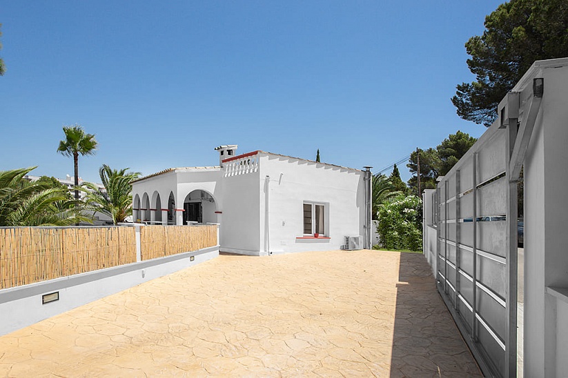 Nueva villa de estilo moderno en una zona tranquila en la Costa de la Calma.
