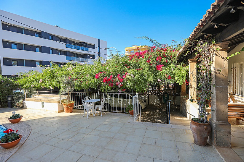 Hermosa y elegante villa con jardín y piscina en Can Pastilla