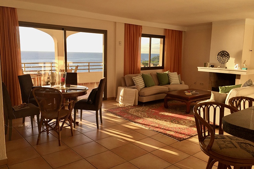Espectacular ático de 3 dormitorios en Cala Vines con vistas panorámicas al mar.