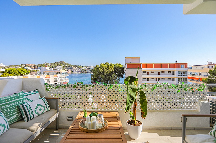 Lujoso apartamento de 2 dormitorios con vistas al mar en Santa Ponsa