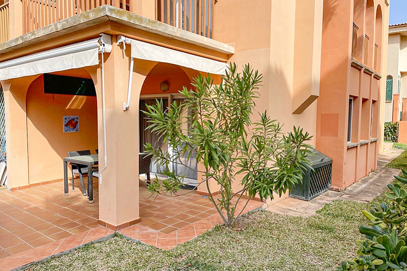 Moderno apartamento en la comunidad Port Adriano Village con su jardín privado.