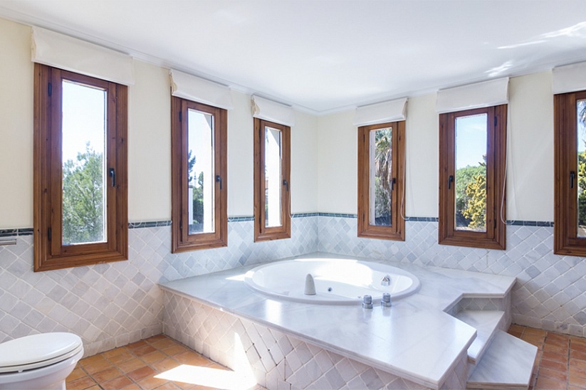Villa de estilo clásico de 5 dormitorios en venta en Nova Santa Ponsa