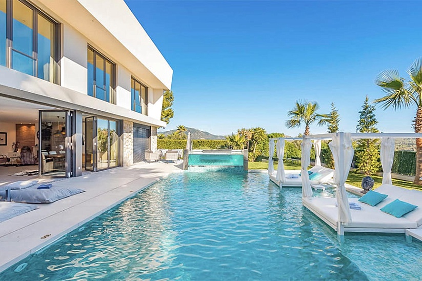Villa de lujo de diseño contemporáneo con piscina única y vistas impresionantes en Santa Ponsa