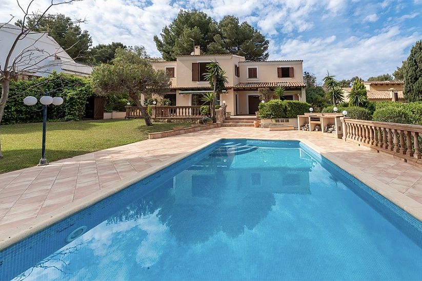 Preciosa villa familiar con jardín y piscina en Nova Santa Ponsa
