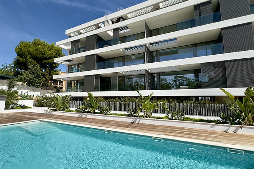 Ático nuevo en una residencia moderna con piscina en Cala Mayor