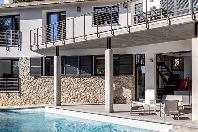 Villa moderna con piscina en zona verde en Costa de la Calma