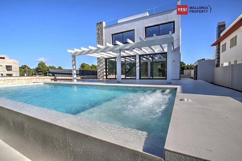 Moderna villa de nueva construcción con vistas al mar en Puig De Ros