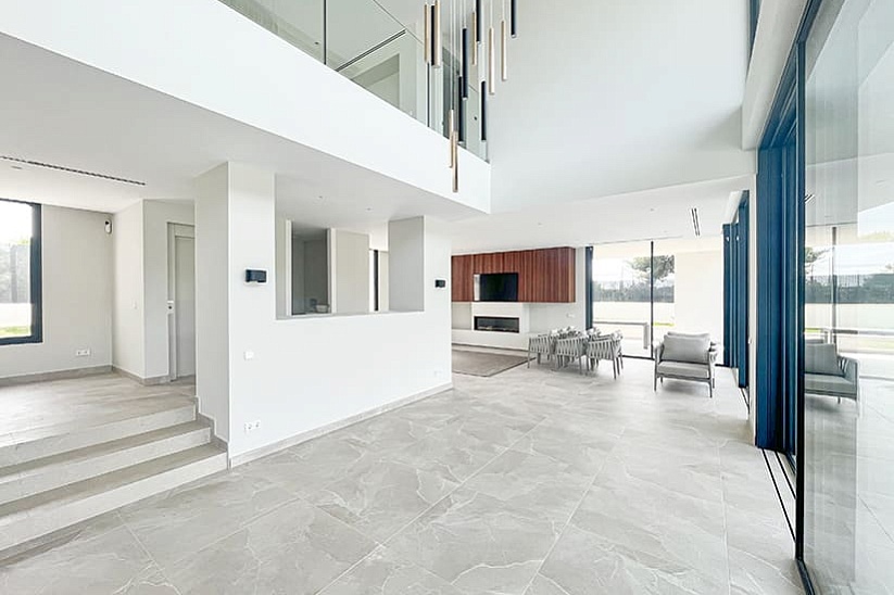 Nueva villa moderna con vistas parciales al mar y montaña en Cala Vines